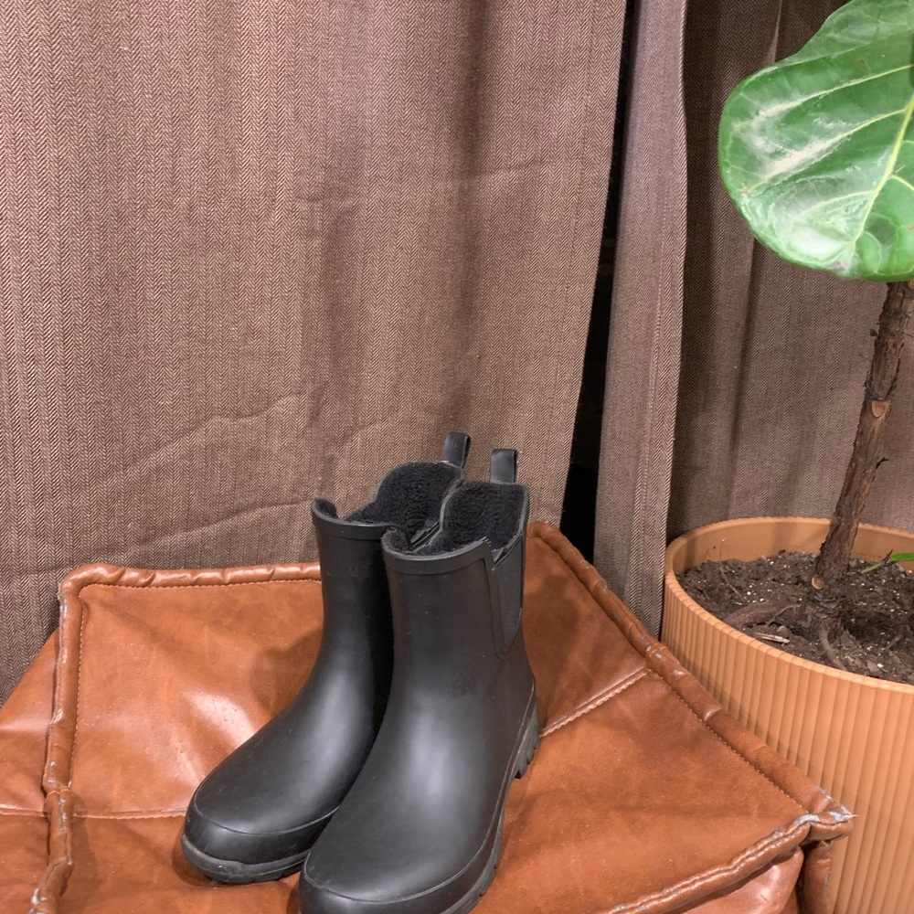 Eddie Bauer Victoria Chelsea ankle rain winter boots